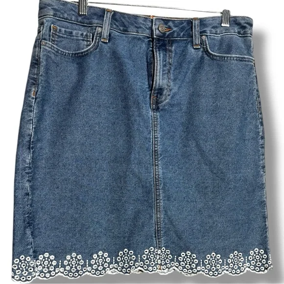 Tommy Hilfiger Light Blue Classic Pencil Denim Skirt with White Floral Detail - Picture 13 of 16
